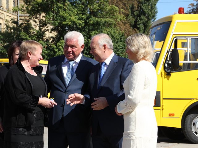 Школи Київщини отримали нові автобуси