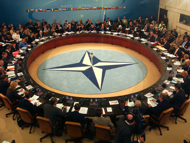 НАТО закликає утриматися від застосування сили на мітингах