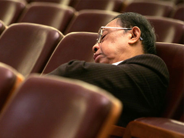У Китаї 5 чиновників усунули за сон на робочому місці